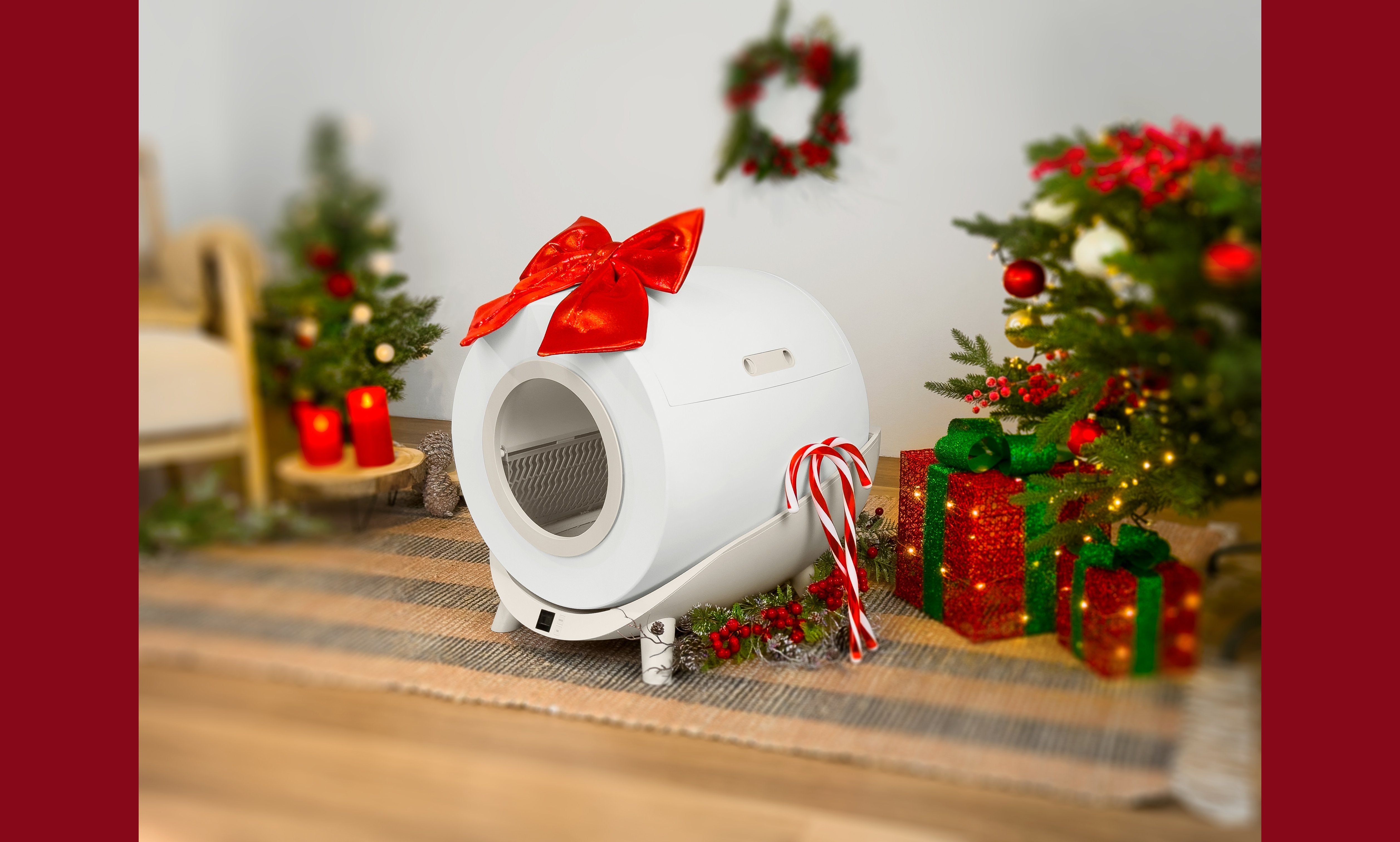 Catja zelfreinigende kattenbak die staat in een kerst sfeer naast een kerstboom en cadeautjes.
